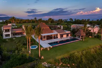 Image de Superbe Nouveau domaine de sept chambres sur le Pacifique ~ Propriété incroyable!