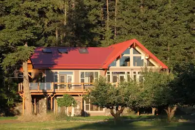 Image de Maison de luxe haut de gamme sur Cherry Orchard surplombant le lac Flathead
