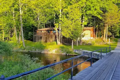Image de Cottage isolé sur la rivière Boardman avec bain à remous, cheminée et Internet