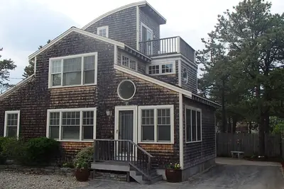 Image de Belle Kinney Shores Beach House ~ étapes à la plage immaculée de sable 7 mile!