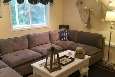 Image de Pygargues à tête blanche et cerfs à votre porte. Un sentier boisé mène à la plage