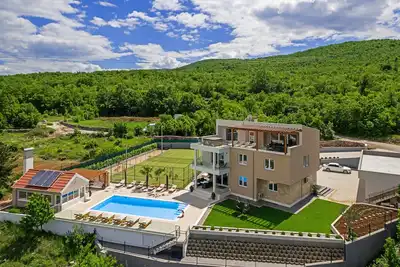 Image de Villa Seven Lakes - piscine chauffée, cinéma, tennis, bain à remous,