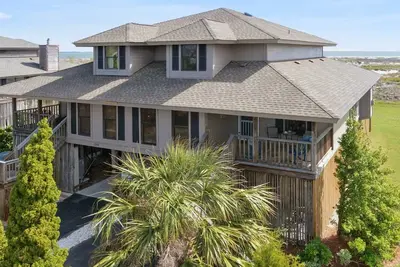 Image de Duplex face à l'océan acceptant les animaux de compagnie avec promenade sur la plage et porche blindé!