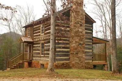 Image de Cabine historique avec belle vue sur les Blue Ridge Mountains.