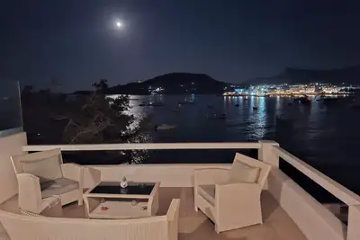 Image de Milos, front de mer traditionnelle maison d'été avec une vue fantastique sur la mer et le lever du soleil