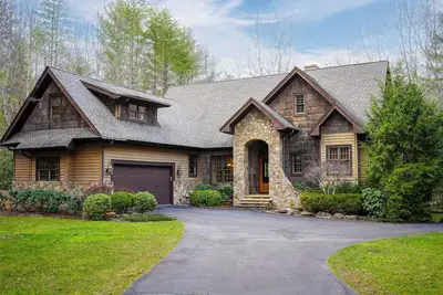 Image de Rivers Edge Lodge - Maison de montagne de luxe située directement sur la rivière Pristine