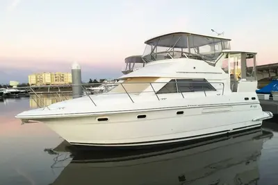 Image de Yacht de luxe au centre-ville de Charleston, Sc