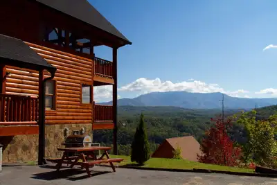 Image de Cabane en rondins de luxe avec vue panoramique sur les montagnes Smokey