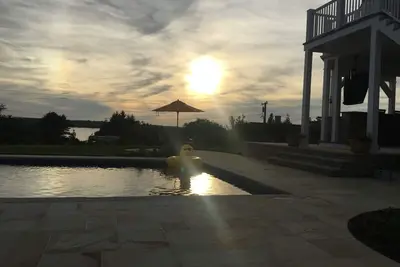 Image de Nouvelle maison avec une vue imprenable sur Sunset Lake East ~ Chaque équipement