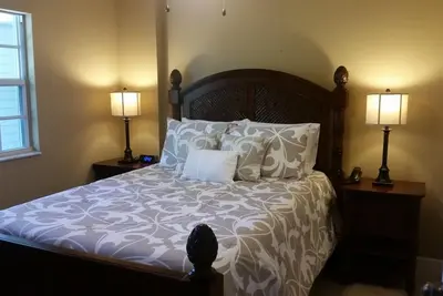 Image de Front de mer, récemment rénové. Marina, nouvelle piscine / bain à remous et plage privée.