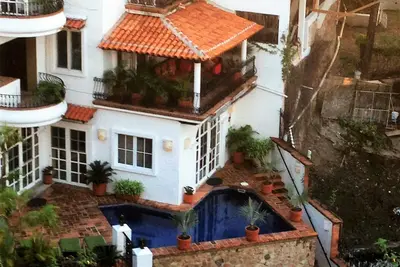 Image de Villa de luxe avec piscine chauffée surplombant la baie, femme de chambre et chef