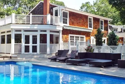 Image de Escapade accueillante pour les familles à Sag Harbor - Nouveau Gym, foyer / bar extérieur du pavillon de la piscine