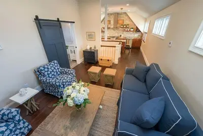 Image de Maison privée avec salle de jeux, cheminée et parking