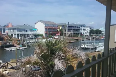 Image de Holden Beach, maison de canal. Très courte promenade à la plage! Découvrez le calandar 135nt