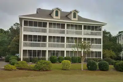 Image de St. James Plantation Club Villa, rez-de-chaussée avec vue sur le terrain de golf