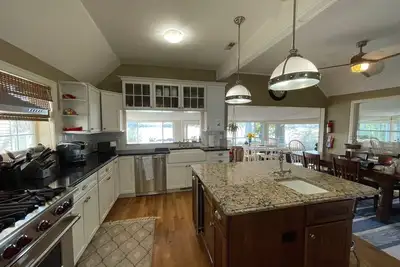 Image de Fabulous Magician Lake House avec une immense cour et une excellente façade sur le lac