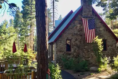 Image de Little Rock Cabin Tahoe City- Bain bouillonnant, Animaux acceptés, 800 mètres à pied du lac Tahoe