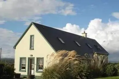Image de Belle maison avec vue imprenable sur la mer et les couchers de soleil. Golf de classe mondiale et plages.