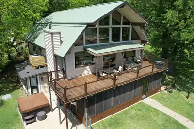 Image de Grande maison - salles de bain rénovées, nouvelle terrasse, maison de bateau, salle de jeux et billard.