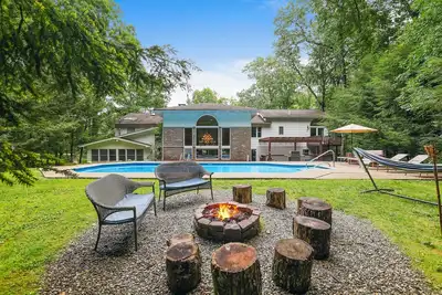 Image de Villa de luxe, 7bd 4ba, Ski Shawnee / Bushkill / Piscine PRIVÉE 36 '/ bain à remous / foyer