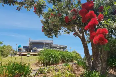 Image de Bach bien présenté avec une vue magnifique sur la plage d'Otaki
