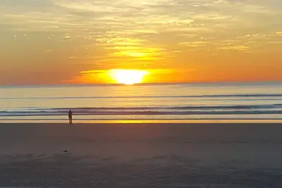 Image de Nouveau, 4 bd 3 salles de bain, accueil personnalisé, à moins d'un mile de la plage et du centre ville