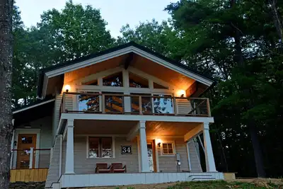 Image de Mid Century Moderne Black Chalet De Montagne; Vues Superbe / Fire Pit / Hot Tub