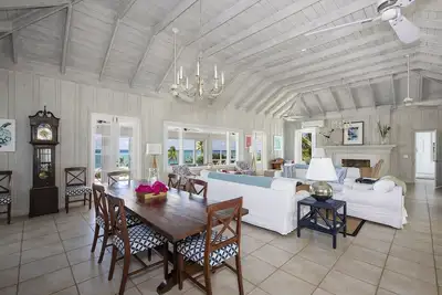 Image de Villa de plage historique restaurée avec piscine et vues spectaculaires