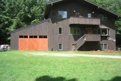 Image de Maison de vacances de ski géante avec bain à remous, baby-foot, marche à la vie nocturne