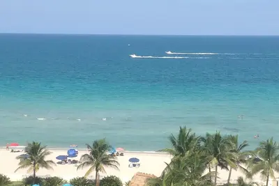 Image de Hollywood / Hallandale Beach - Condo spacieux avec vue sur l'océan