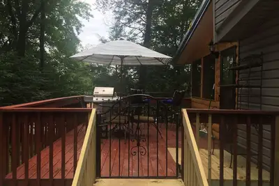 Image de Entièrement rénové Belle maison au bord du lac avec un espace de porte incroyable!