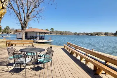 Image de Lake House avec 400 pieds de front de mer privé, quai et un décor moderne!