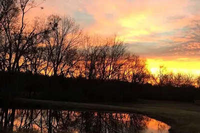 Image de Chalet privé situé sur 6. 5 acres, magnifiques levers de soleil, étang, pêche et plus encore.