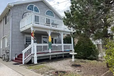 Image de Charmant, à un pâté de maisons de la plage, pont avant, clôturé dans le patio, chiens acceptés