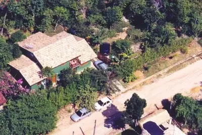 Image de 3 chambres avec air conditionné. 80m de la plage. Jardin. Animaux acceptés