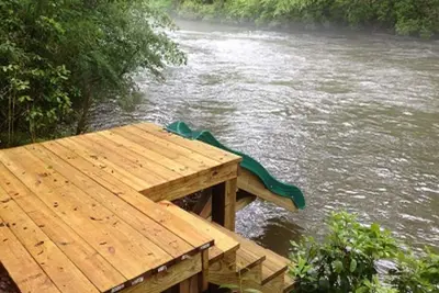 Image de Endroit calme sur la rivière avec 6 tubes, kayaks, balançoire, toboggan, gt. pêche