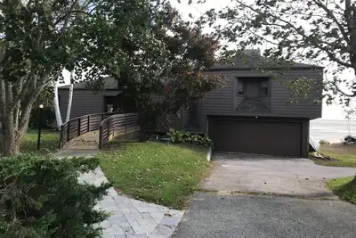 Image de Contemporain au bord de l'eau avec quai donnant sur Long Island Sound