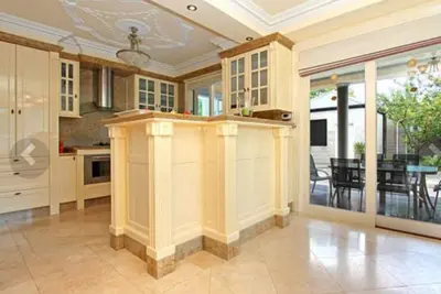 Image de 5 chambres et 3 salle de bains Maison distance de marche de la plage et des magasins