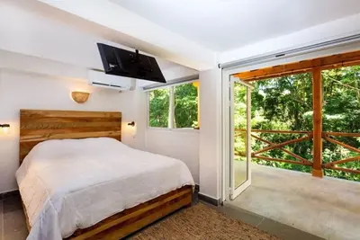 Image de Studio jungle moderne avec jacuzzi près d'une plage calme
