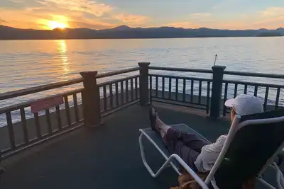 Image de Cabane au bord de l'eau boisé confortable sur le lac George