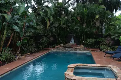 Image de Bungalow historique avec un lagon