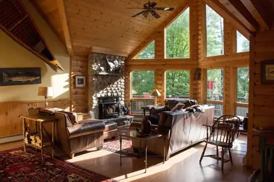Image de Luxury Log Cabin Style Family Ski Lodge à 15 minutes de la station de ski Sunday River