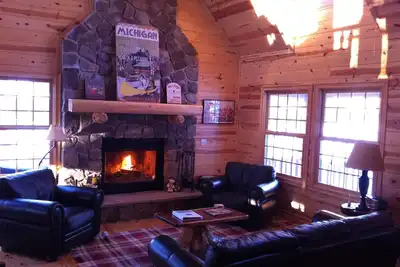 Image de Cabane de luxe en cèdre sur le lac avec piscine chauffée et bain à remous. Proche station de ski