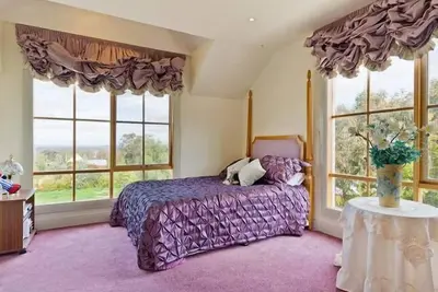 Image de Jarro Ma Homestead - convient aux groupes nombreux, aux vues sur la montagne et à pied en ville.