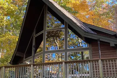 Image de Chalet de ski spectaculaire, 3 chambres, 2. 5 salles de bain, très bien situé.