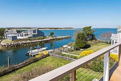 Image de Spectacular Waterfront Home avec quai privé et des plages de sel