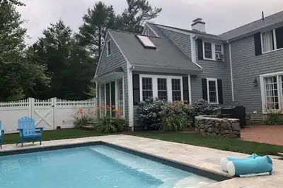 Image de Belle maison Osterville avec nouvelle piscine Gunite et passe de plage.