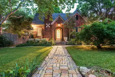 Image de INFÉRIEUR Greenville. . . M Rues. . . . Dallas. . . . Piscine