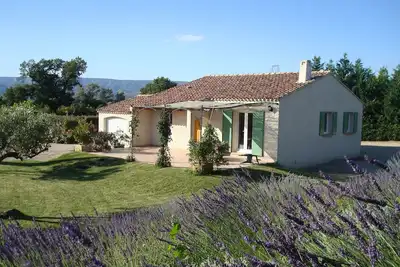 Image de villa avec piscine privée au calme : Les Oliviers