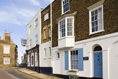 Image de Charmante maison d'époque proche de la mer à Deal.